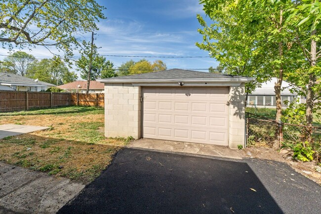 Photo - Charming Ranch Home in Brookshire Park — 3...