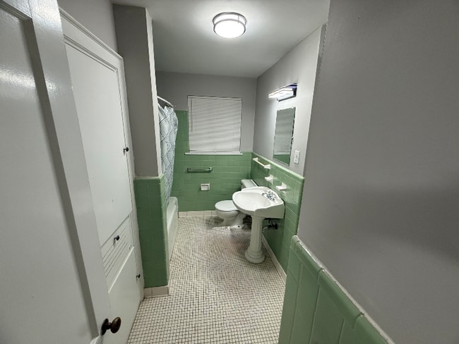 Photo - Charming 4 Bedroom Cottage - Recently Updated!