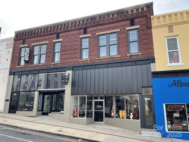 Building Photo - 233 W Main St Unit B