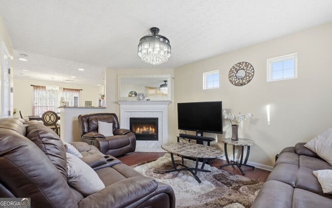 Photo - 205 Oak Grove Way