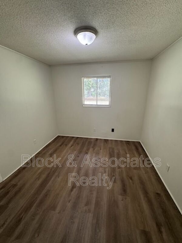 Photo - 502 Lake Dr