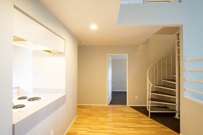 Photo - Fantastic Lake Oswego 2Bdr w/Fireplace, Dishwasher & W/D + Balcony Unit 4701-C