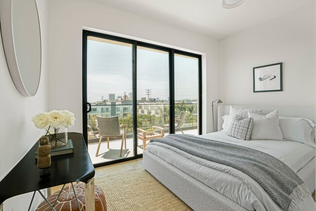 Building Photo - The Overland 16