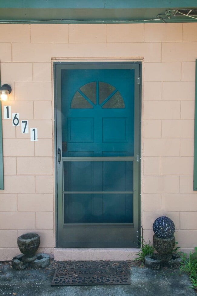 Photo - 1671 School St