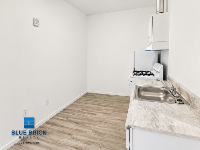 Photo - 10501 Wilmington Ave Unidad 308