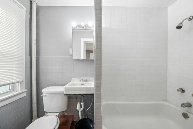 Photo - 1427 E 61st St