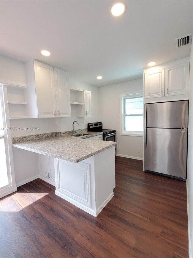 Photo - 2407 Scott St Unit 2