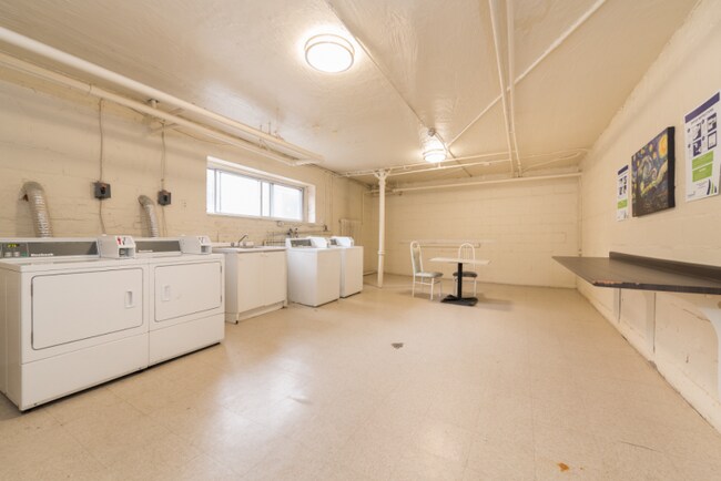 Photo - 1650 Bathurst St