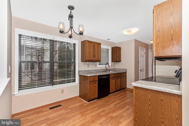 Photo - 250 Yorkminster Rd