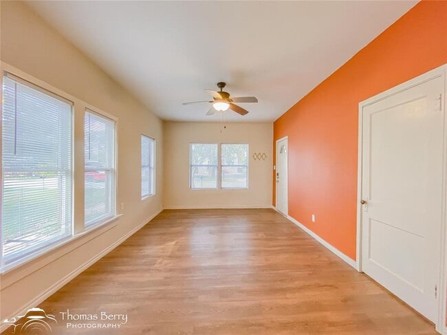 Photo - 2807 Russell Ave