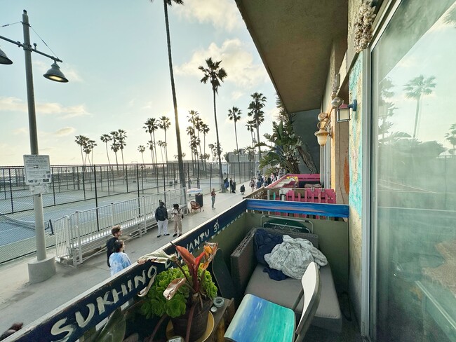 1909 Ocean Front Walk