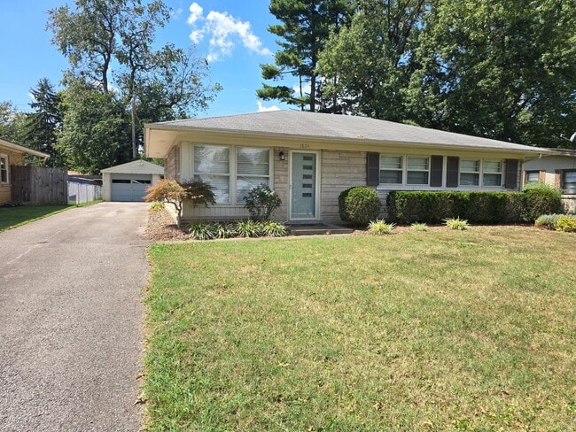 Building Photo - Newly remodeled 3 bed/1 bath home with a 1...