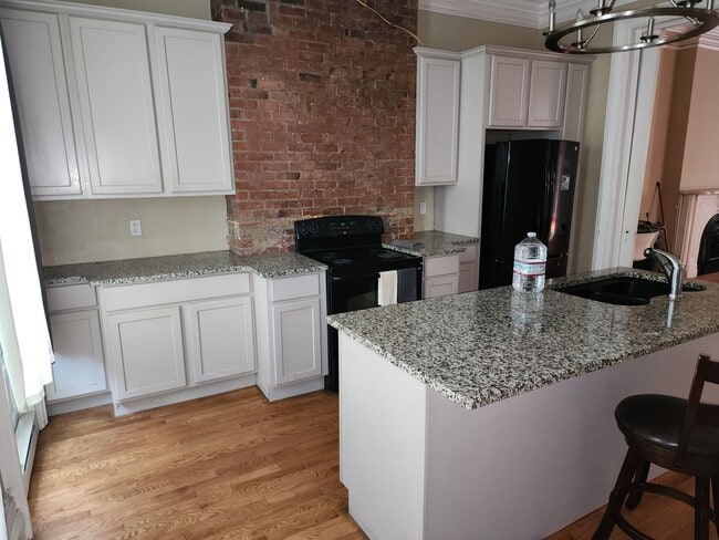 Building Photo - 409 Clinton Ave Unit Upstairs