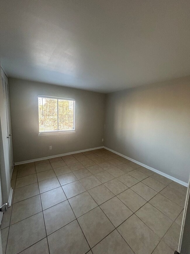Photo - Spacious One Bedroom Available. Close to University and Downtown Area. Unit #3