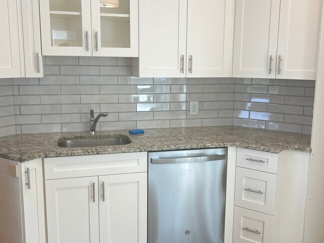 closeup Kitchen cabinets - 41 Hudson Terrace Unidad Apt 1