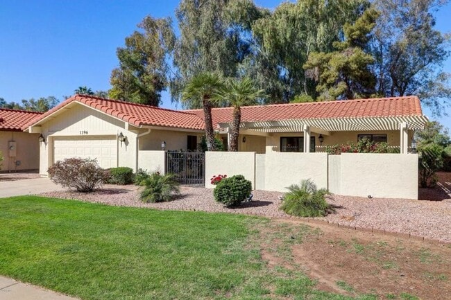 Building Photo - 45+ Active Adult Resort Community Updated Golf Course Property Available APRIL 2026 through Decem...