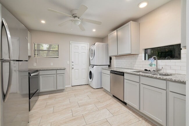 Building Photo - Bentia 3 Unit *** Benita 3