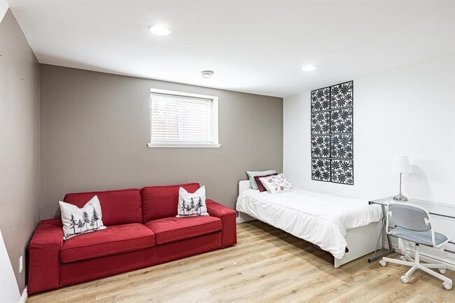 Photo - 6878-198B 198b St