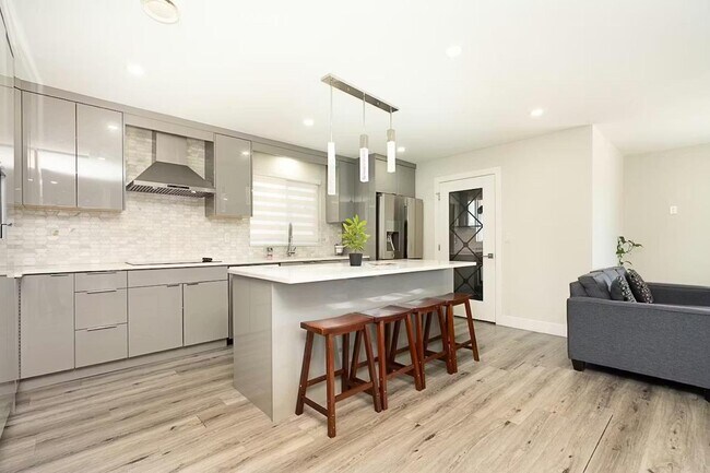 Photo - 11553-11583 83 Ave