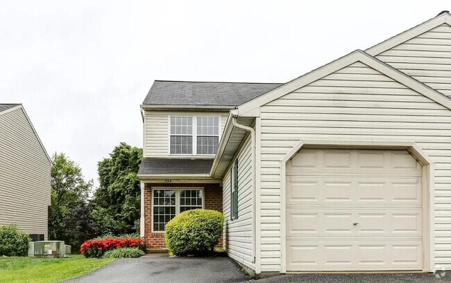 Building Photo - 352 Deerfield Dr Rental