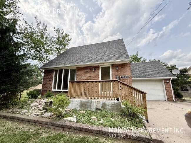 Building Photo - NEWLY RENOVATED 3 BED/2 BATH HOME ON ROSELAND GOLF COURSE + UTILITIES