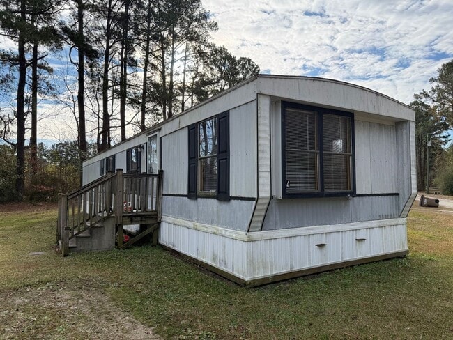 Building Photo - 2 bedroom, 1 bath Mobile Home