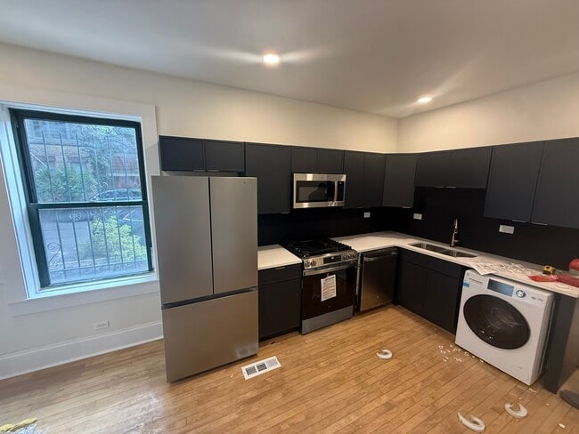 2301 N Leavitt St Unit 1F