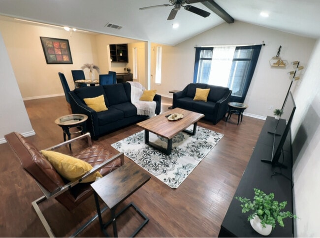 Building Photo - 922 Shady Creek Ln