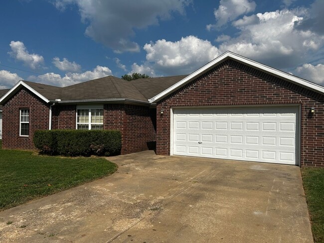 Building Photo - 4 bedroom 2 bath home available in Bentonville!