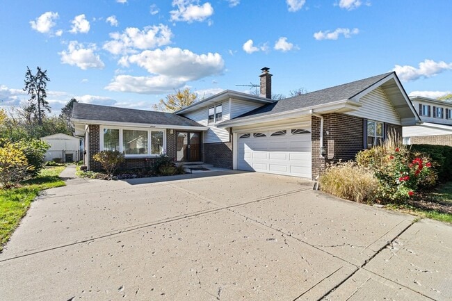 Building Photo - 2430 S Shag Bark Trail