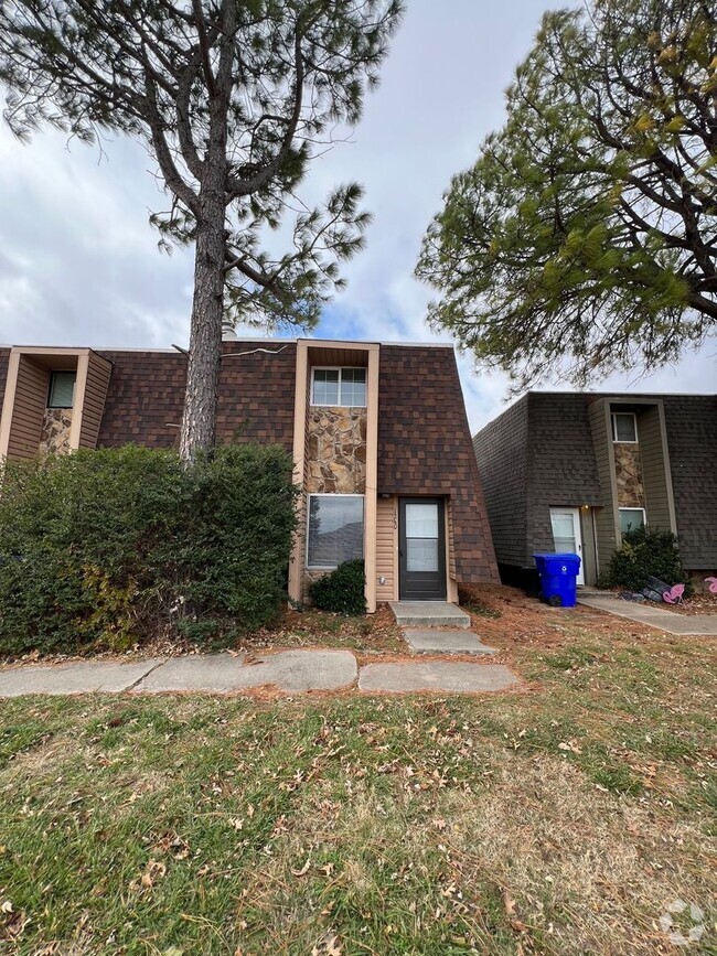 Building Photo - 1240 Northcliff Ave Rental