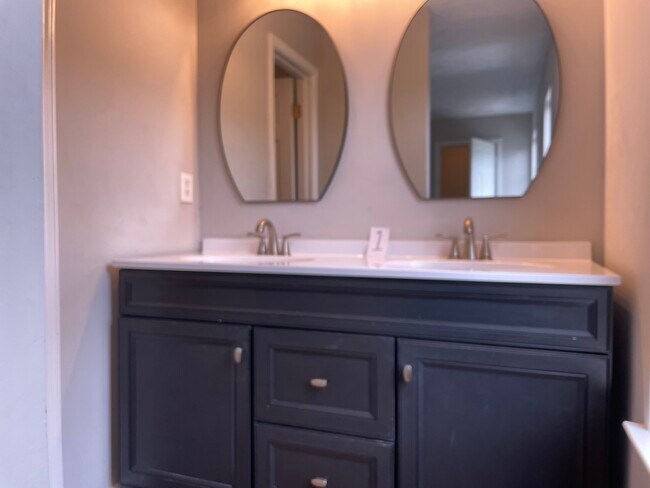 Primary Bedroom 1 vanity - 3650 Regency Park Dr