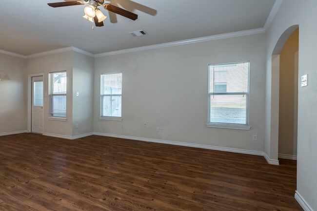 Photo - Great 3 bed/2 bath Home Backing onto Holland Park Recreation Area/Trail!!