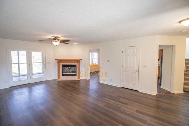 LARGE TOWNHOME - LOTS OF SPACE!