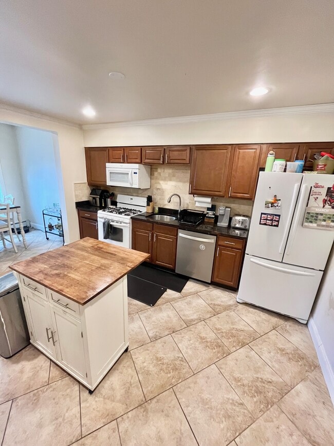 Photo - 716 E 6th St Unit 1