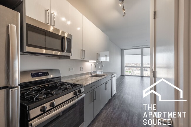 Building Photo - 2340 N California Ave