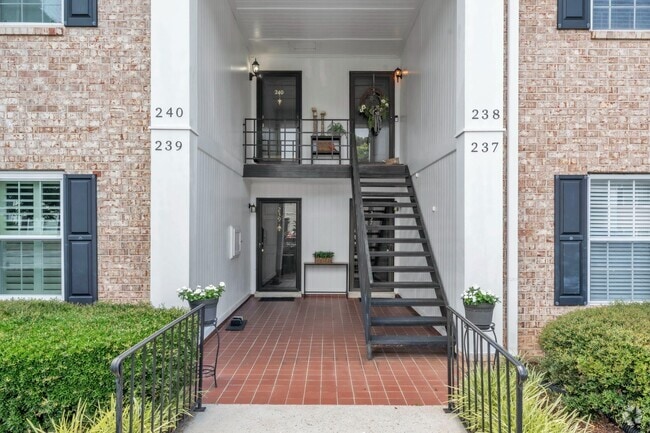 Building Photo - Beautiful 2-Bed, 2-Bath Condo with Elegant... Unit Apt 240