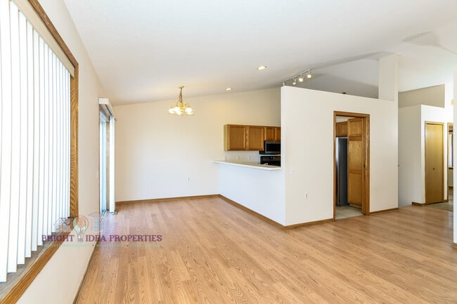 Photo - 2737 Douglas Dr N