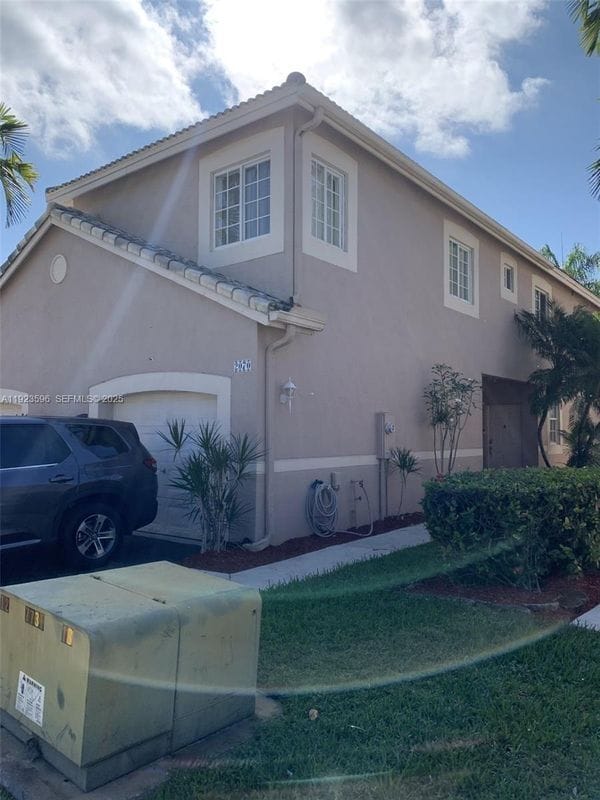 Building Photo - 2070 Madeira Dr