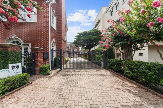 Photo - 2222 Nantucket Dr