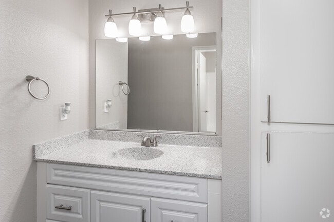 1BR, 1BA - 750SF - Bathroom
