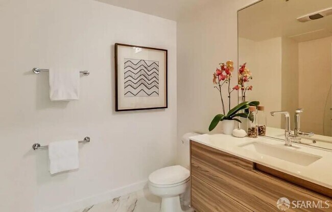 Photo - 260 King St
