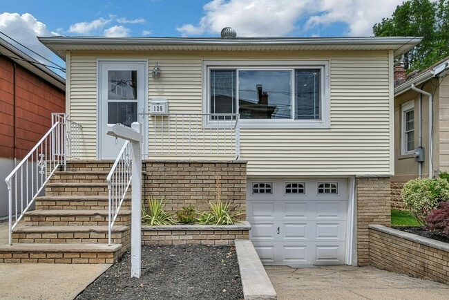 Building Photo - 126 Huber St