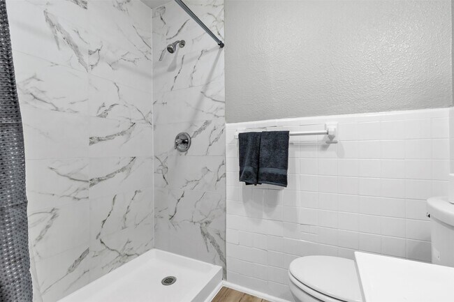 Building Photo - 1840 Richmond Ave. Unit 26