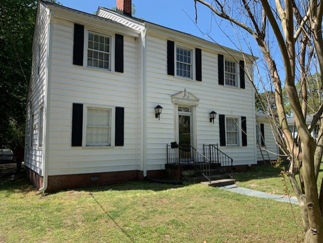 Building Photo - 606 S Elm St Rental