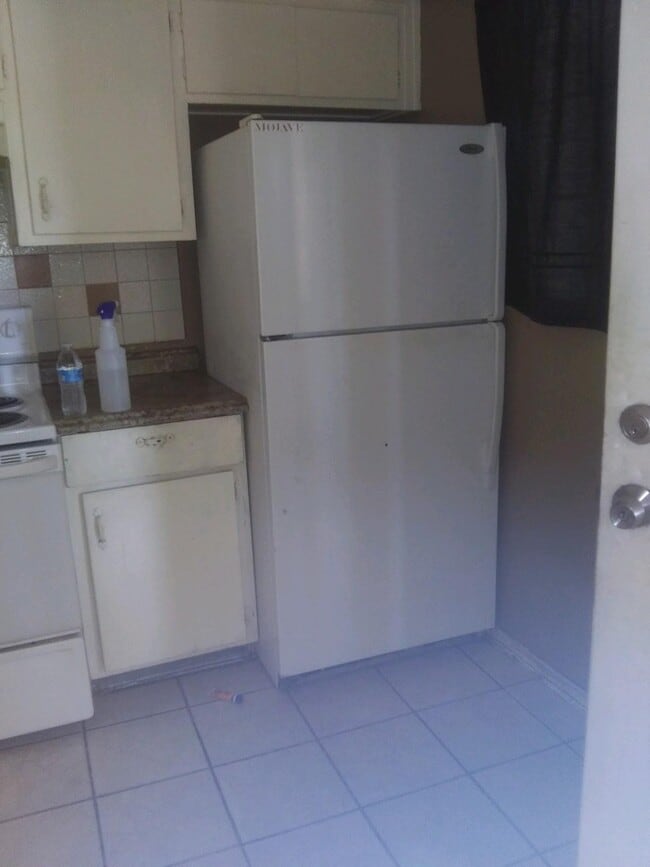 kitchen - 3381 Brussels St Unit 4