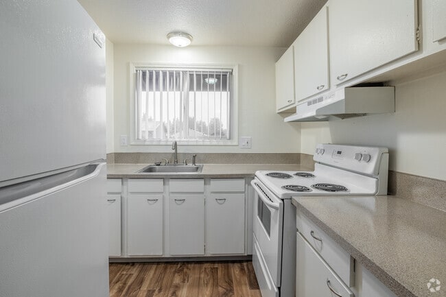 2BR, 1BA- 753SF - Kitchen