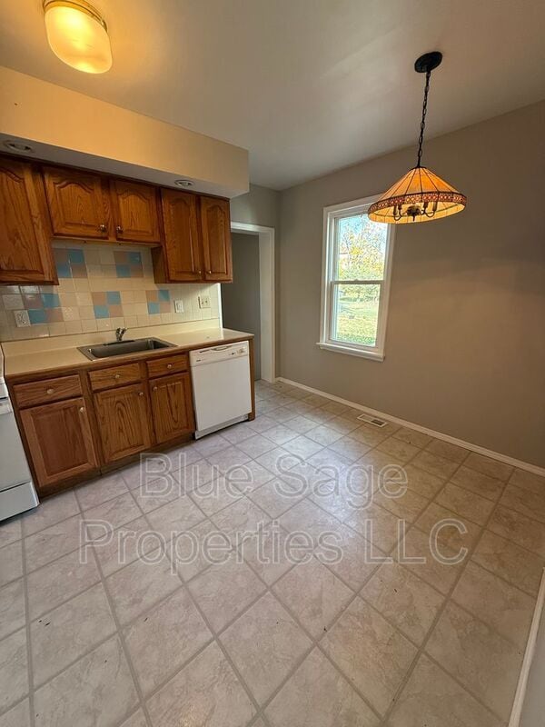 Photo - 105 W Broadway Ave