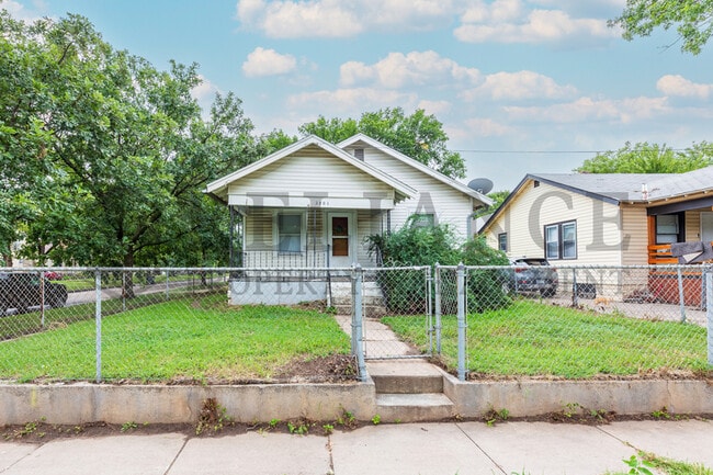 Building Photo - 2801 W Maple St Rental