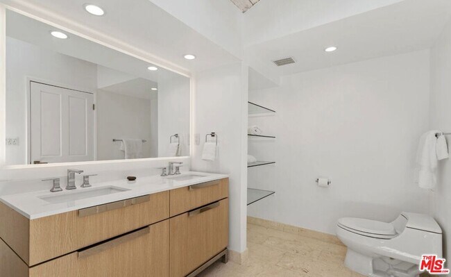 3933 Mandeville Canyon Rd